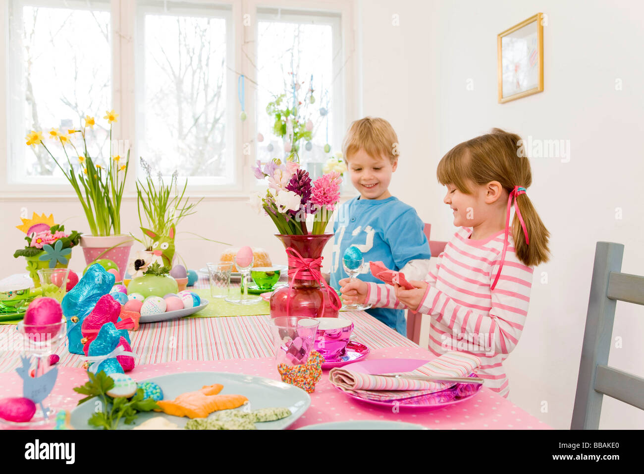 Niña y Niño admirar tabla de Pascua Foto de stock