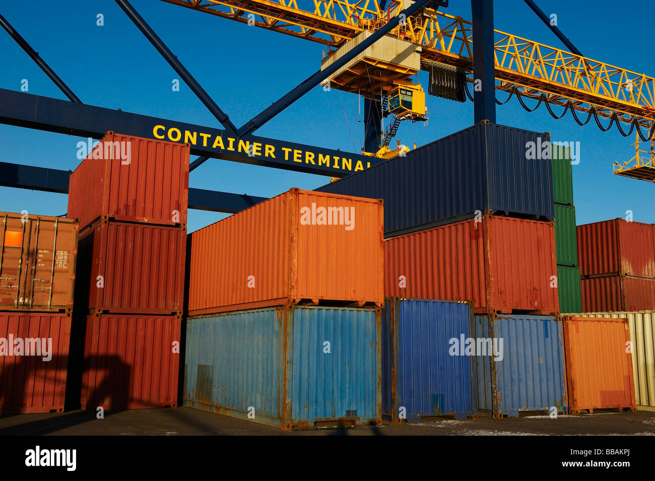 Las pilas de contenedores en el puerto Foto de stock
