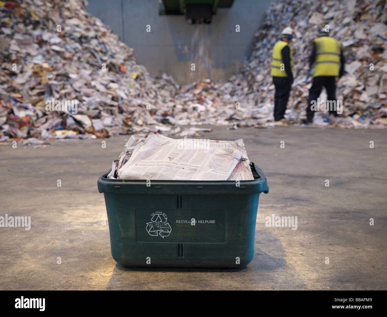 Verificación en planta de reciclado de residuos Foto de stock