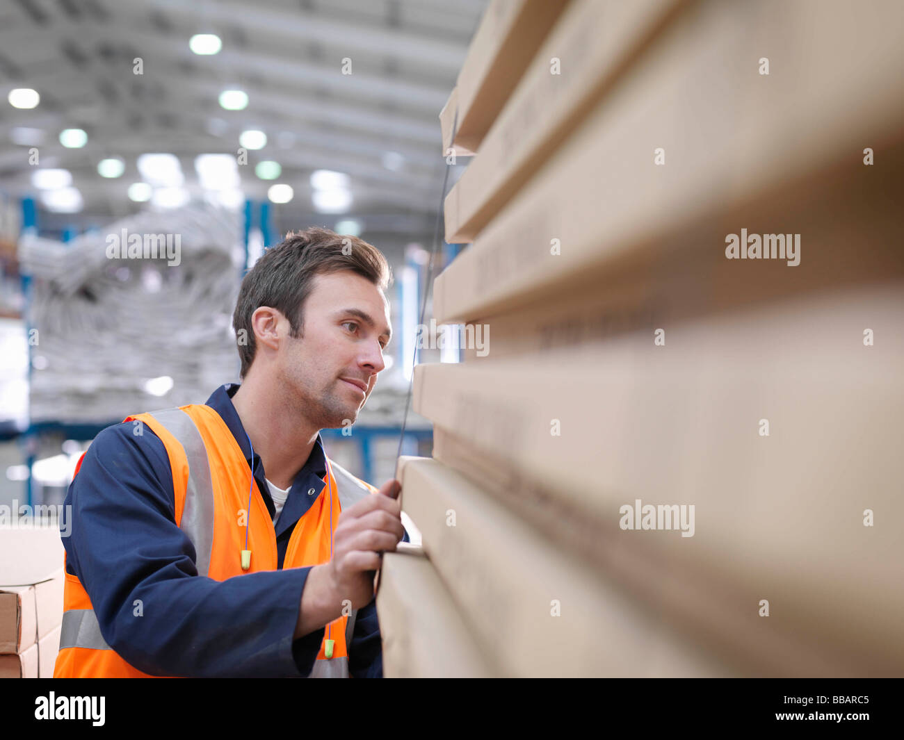 Inspección de producto en almacén trabajador Foto de stock