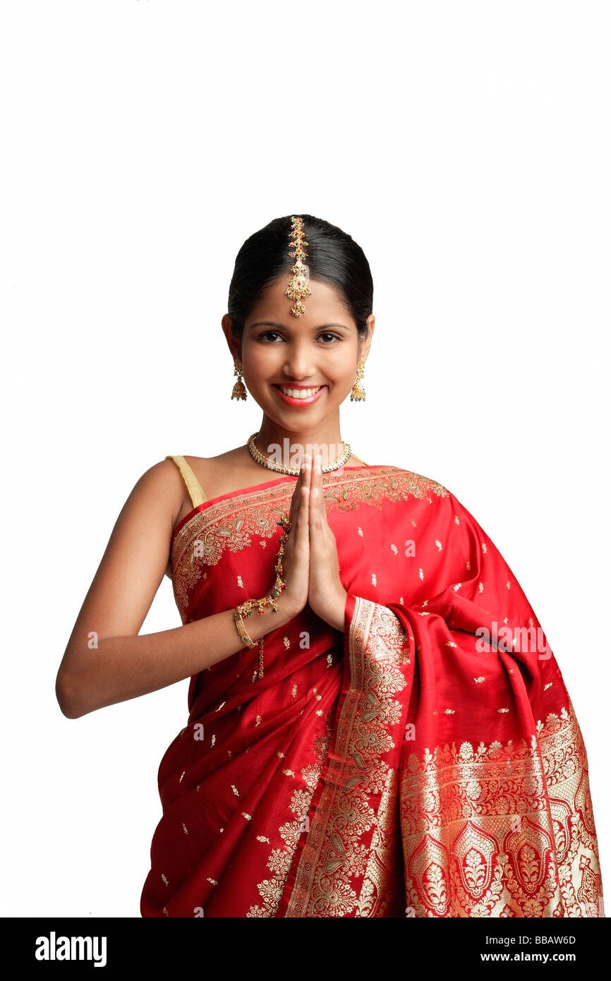 en traje tradicional de la India, de pie con las manos sonriendo la cámara Fotografía de stock - Alamy