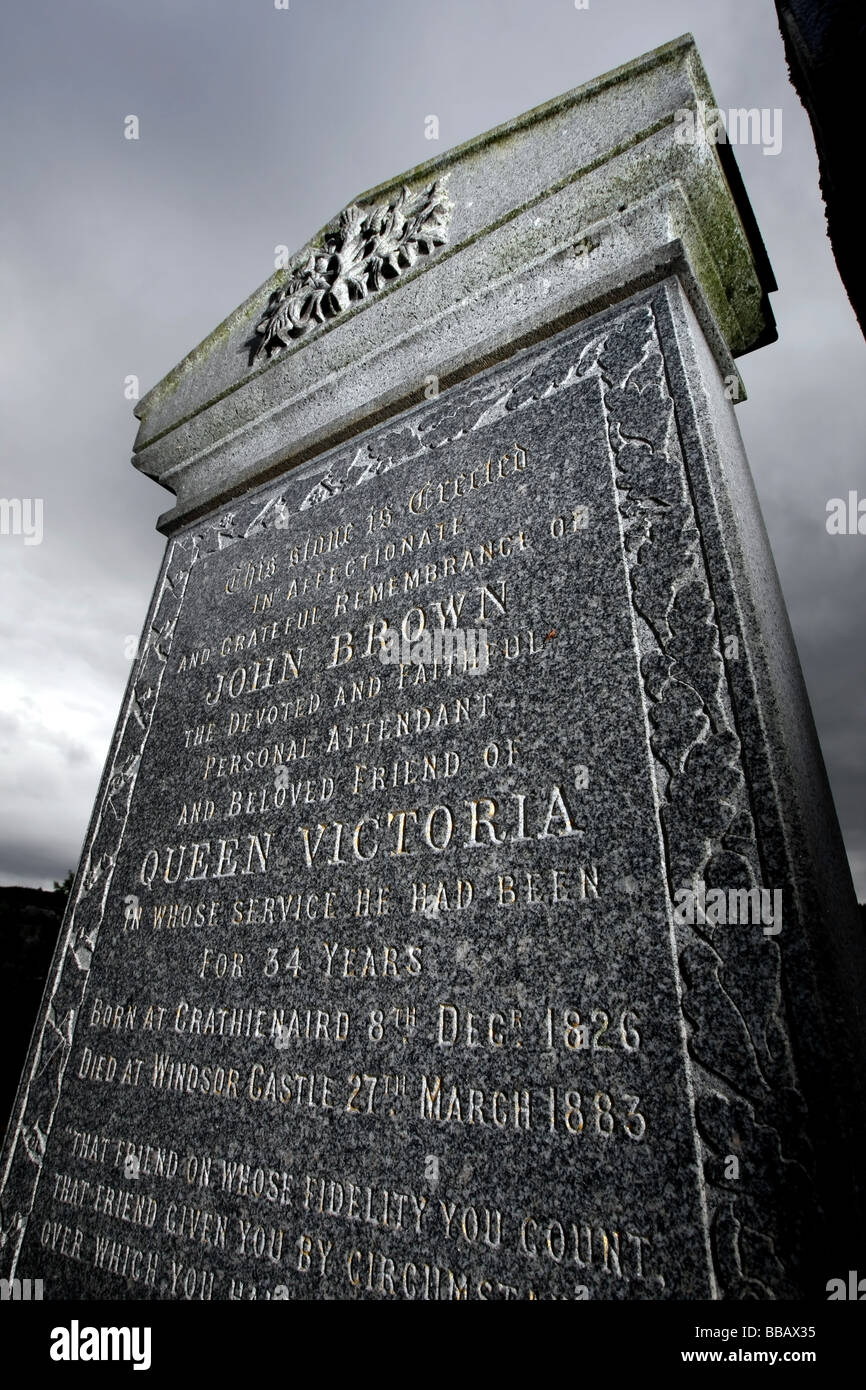 La tumba de la Reina Victoria de fiel sirviente John Brown que está enterrado en Crathie Kirkyard cerca de El Castillo de Balmoral, Escocia, Reino Unido Foto de stock