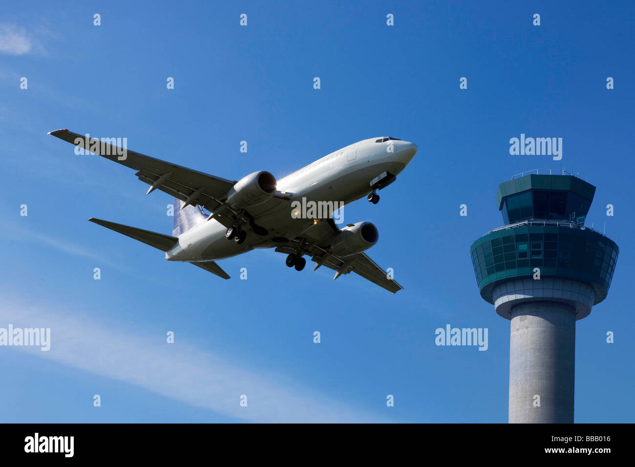Vuelo de avión pasado la torre de control Foto de stock
