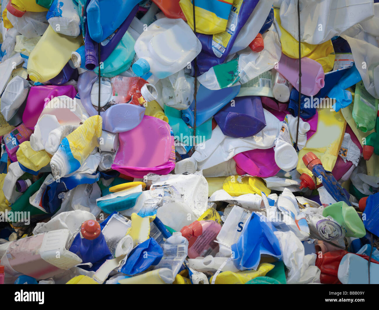 En la planta de reciclaje de envases de plástico Foto de stock