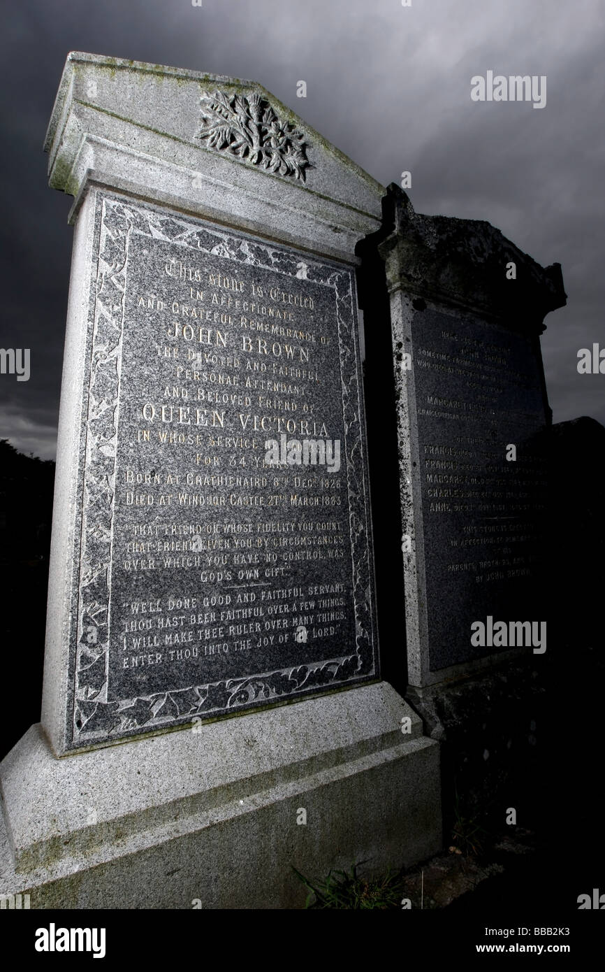 La tumba de la Reina Victoria de fiel sirviente John Brown que está enterrado en Crathie Kirkyard cerca de El Castillo de Balmoral, Escocia, Reino Unido Foto de stock