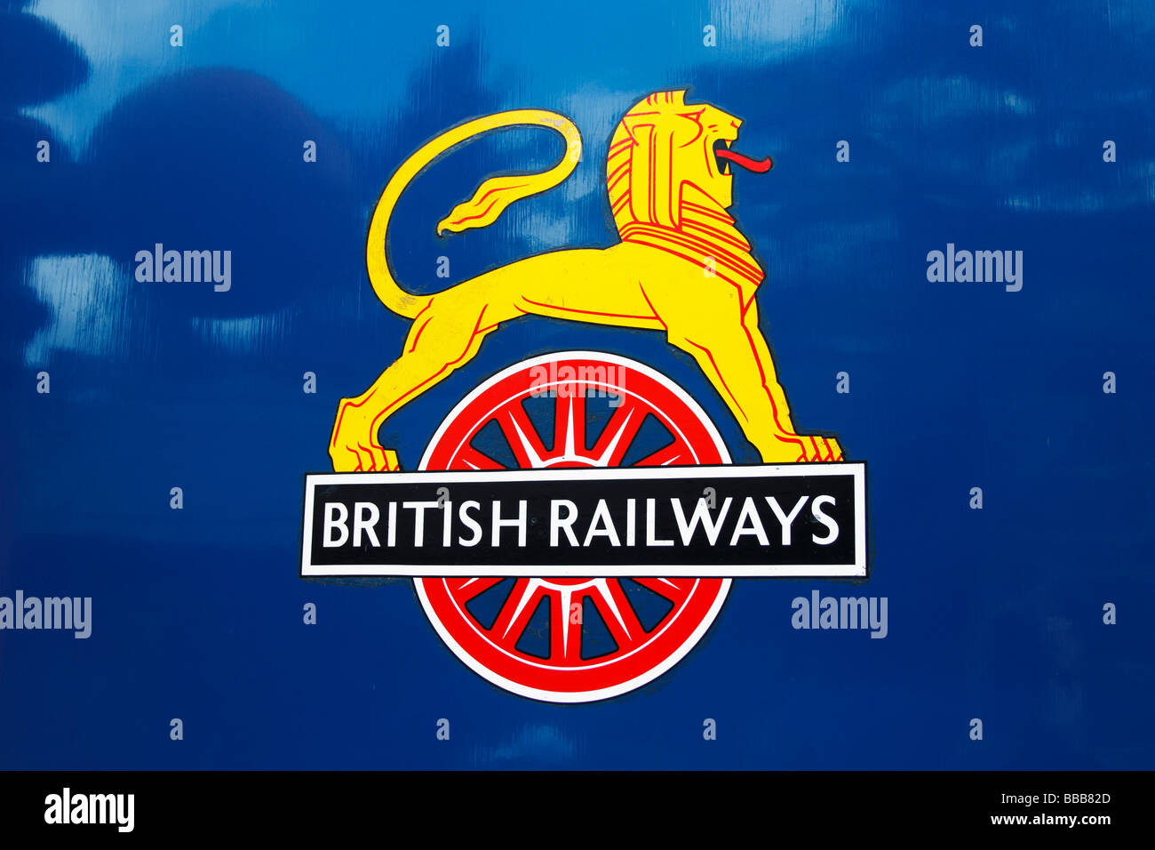 Logotipo de British Railways en el tren de vapor. Inglaterra, Reino