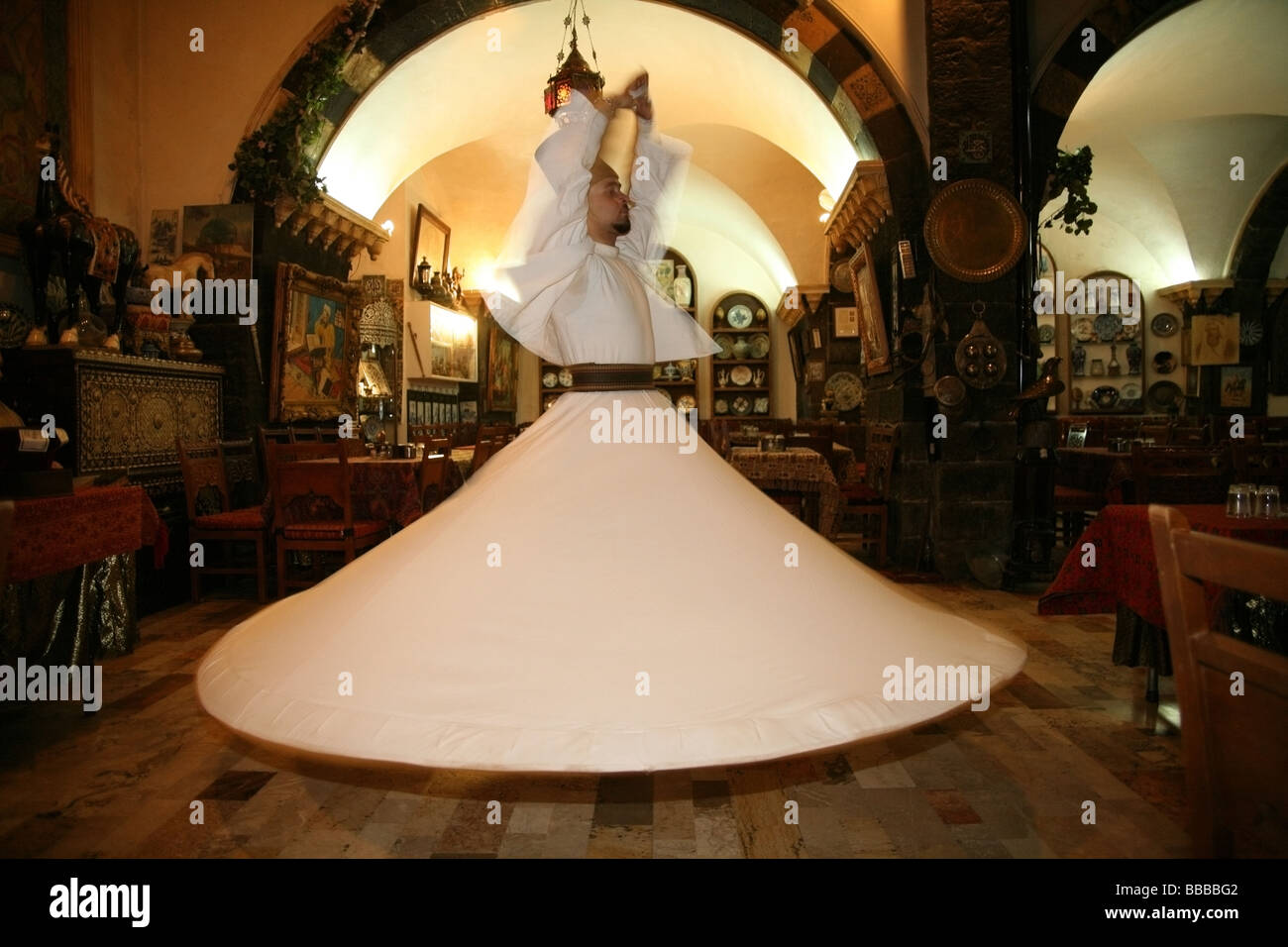 Bailarina o giros derviches Sufi en un restaurante tradicional Damasco Foto de stock