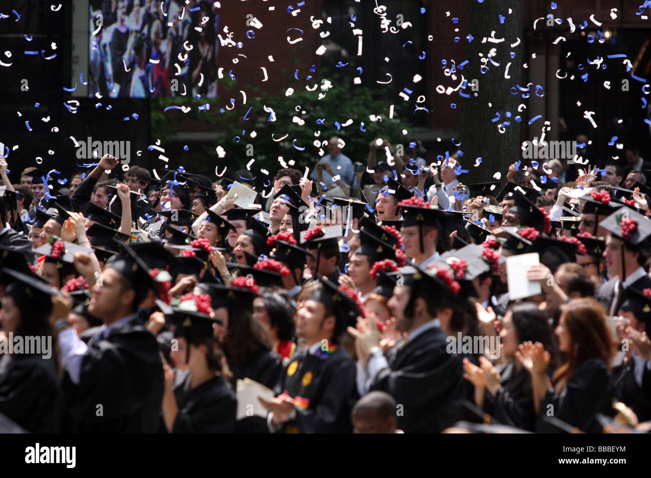 Los graduados de la Universidad de Yale cheer mientras reciben su grado en las ceremonias de iniciación de Yale Foto de stock