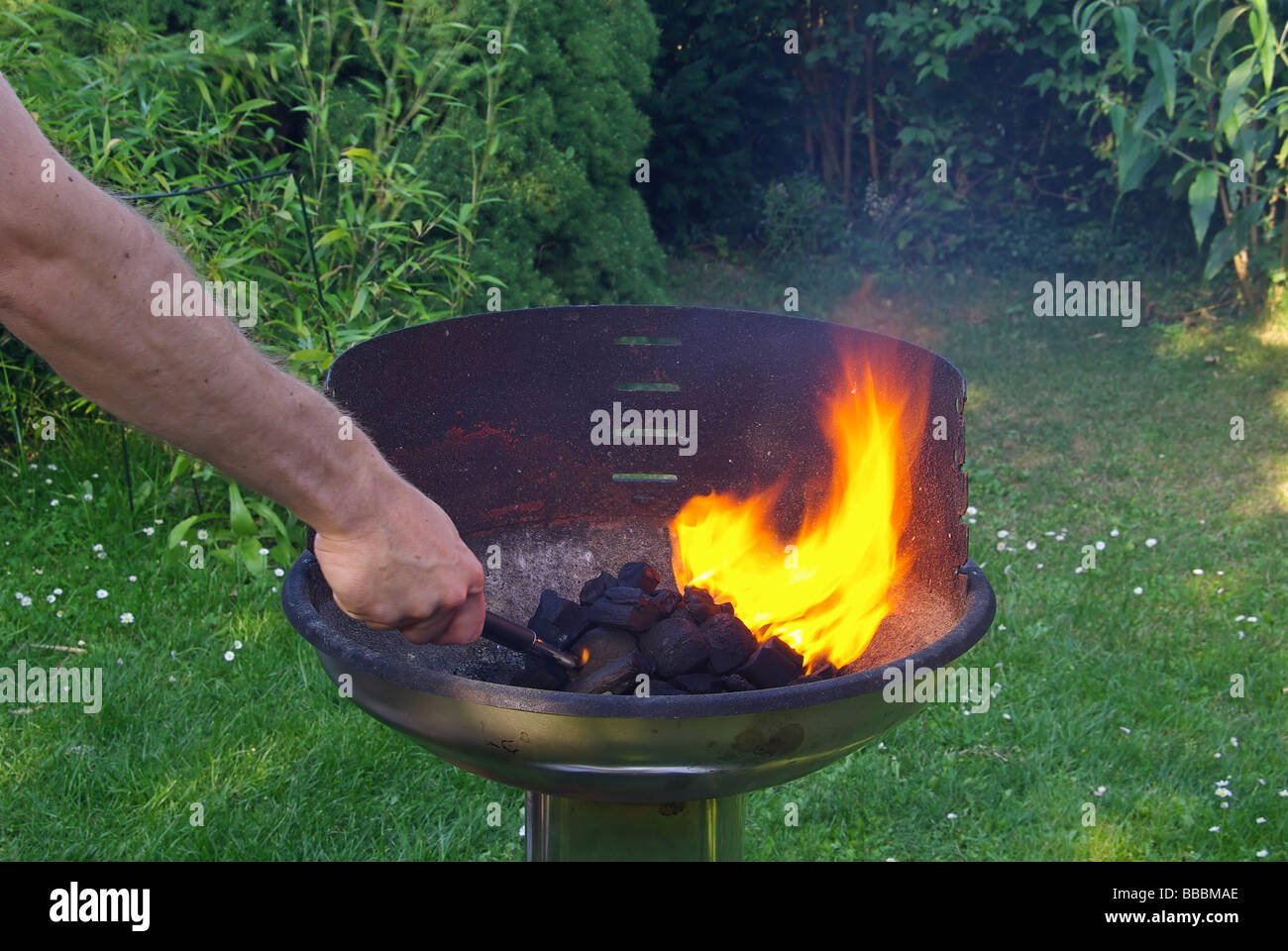 Barbacoa Grill anzünden inflamar 01 Foto de stock