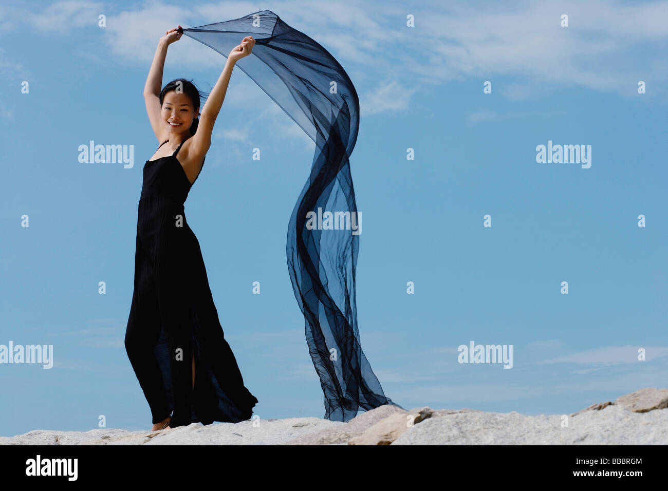 Mujer en vestido negro y bufanda fotografías e imágenes de alta resolución  - Alamy