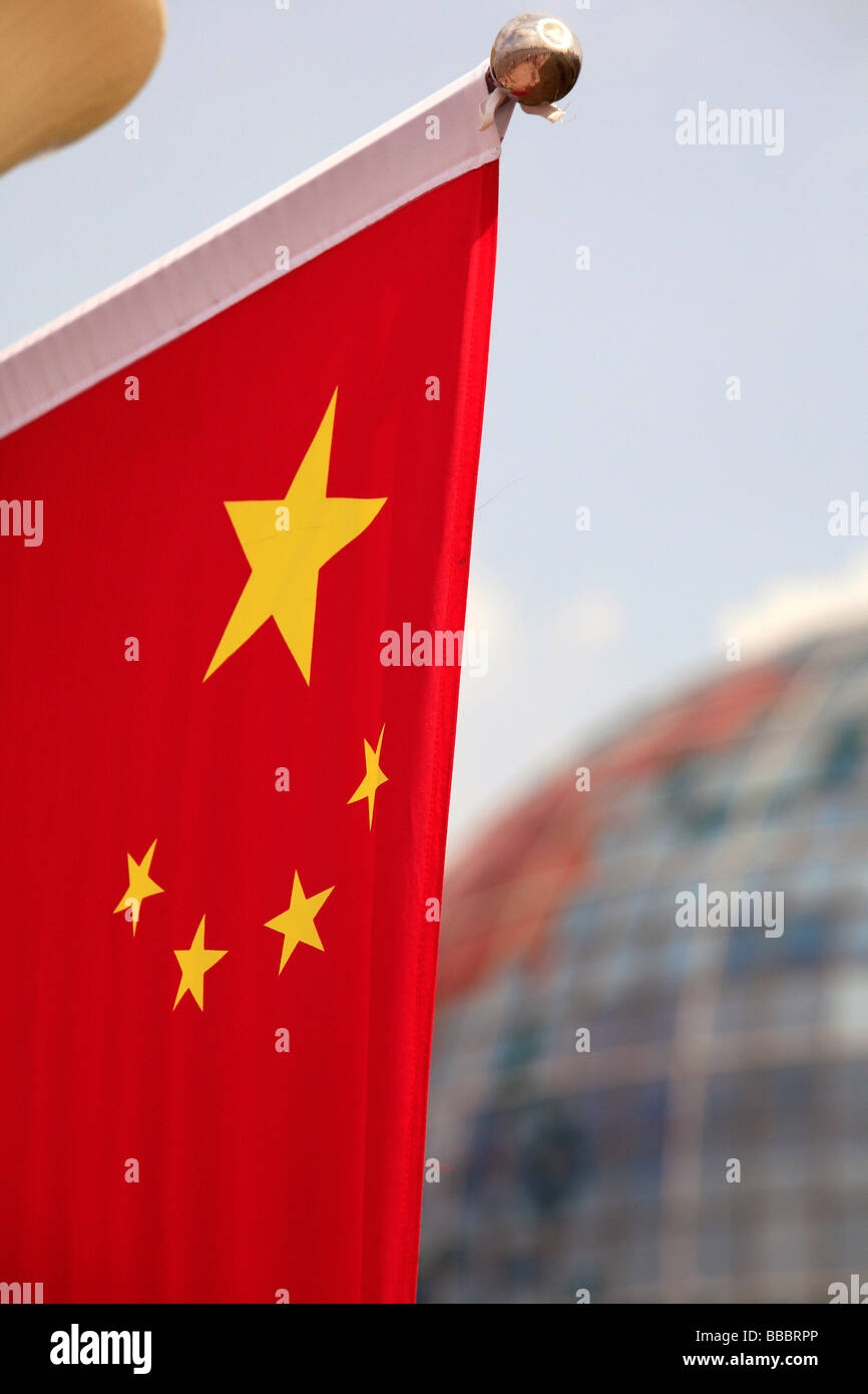 China la bandera del país y el Centro de Convenciones Internacional de Shanghai, Shanghai, China Foto de stock