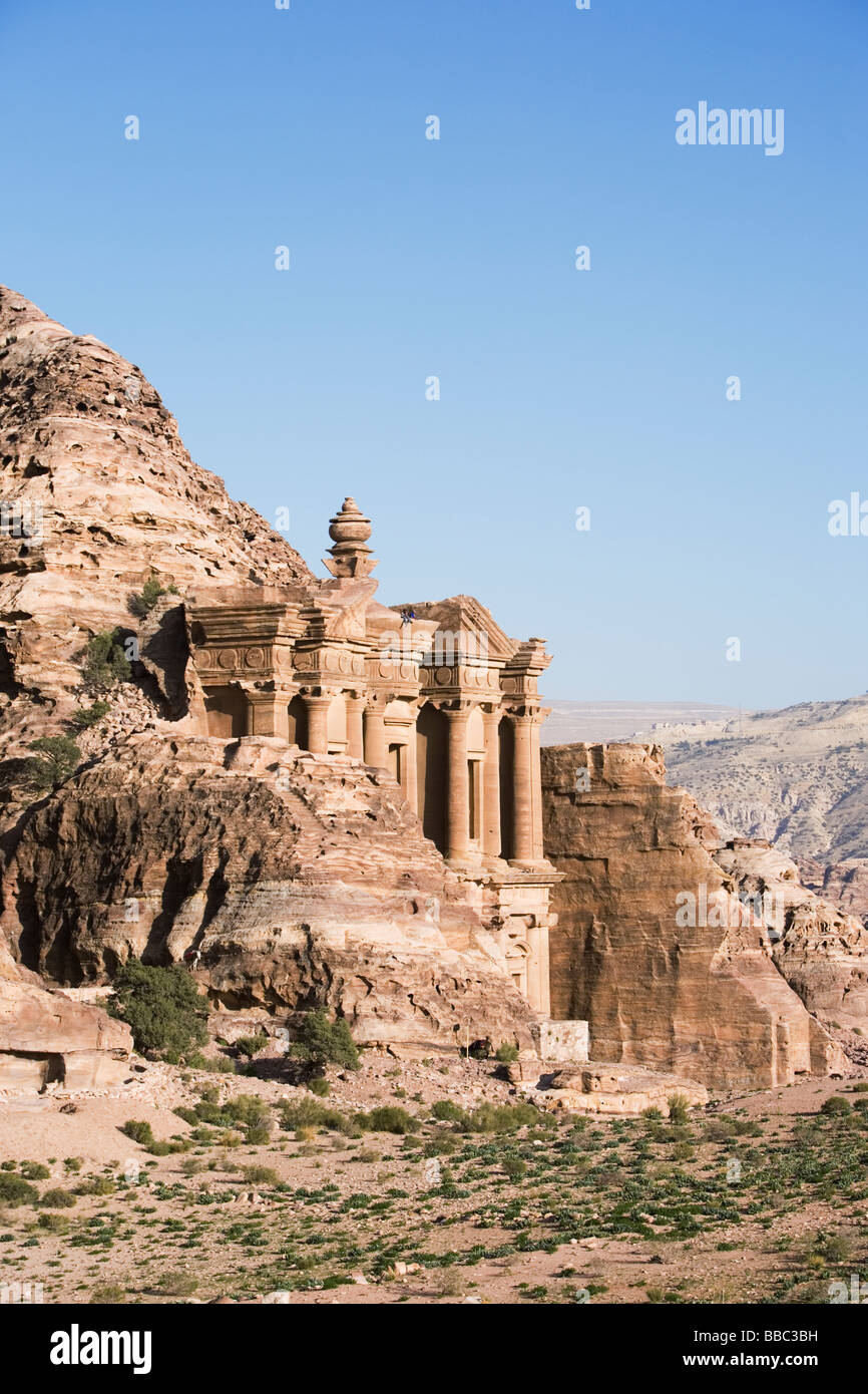 Edificios tallados en un acantilado de piedra arenisca en la antigua ciudad de Petra, Jordania. Foto de stock