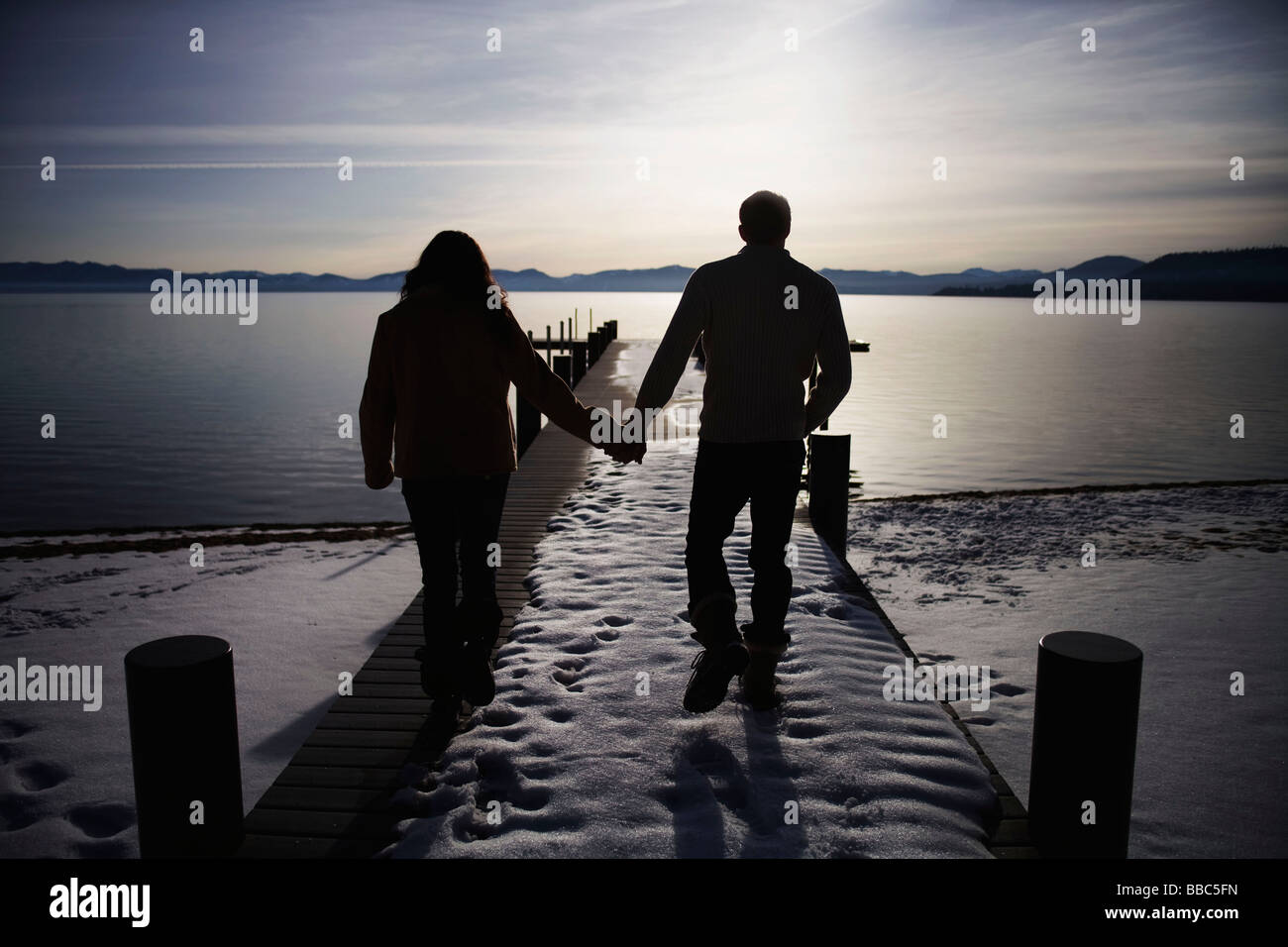 Silueta de pareja alejándose fotografías e imágenes de alta resolución