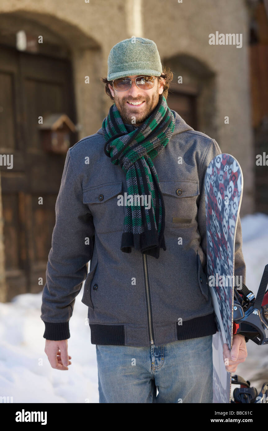 Snowboarder en ropa casual. Foto de stock