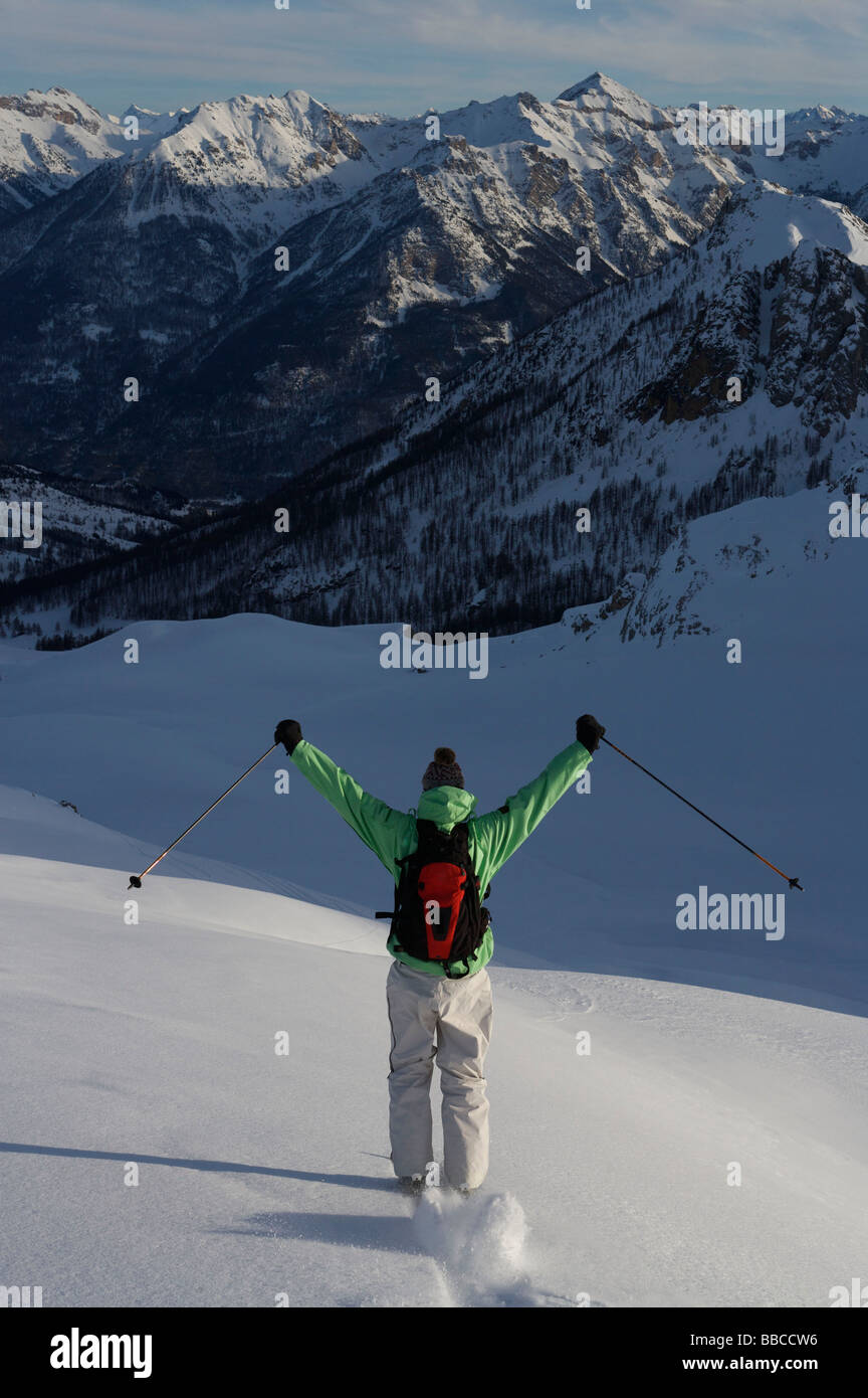Peligro de esquiar fuera de pista fotografías e imágenes de alta