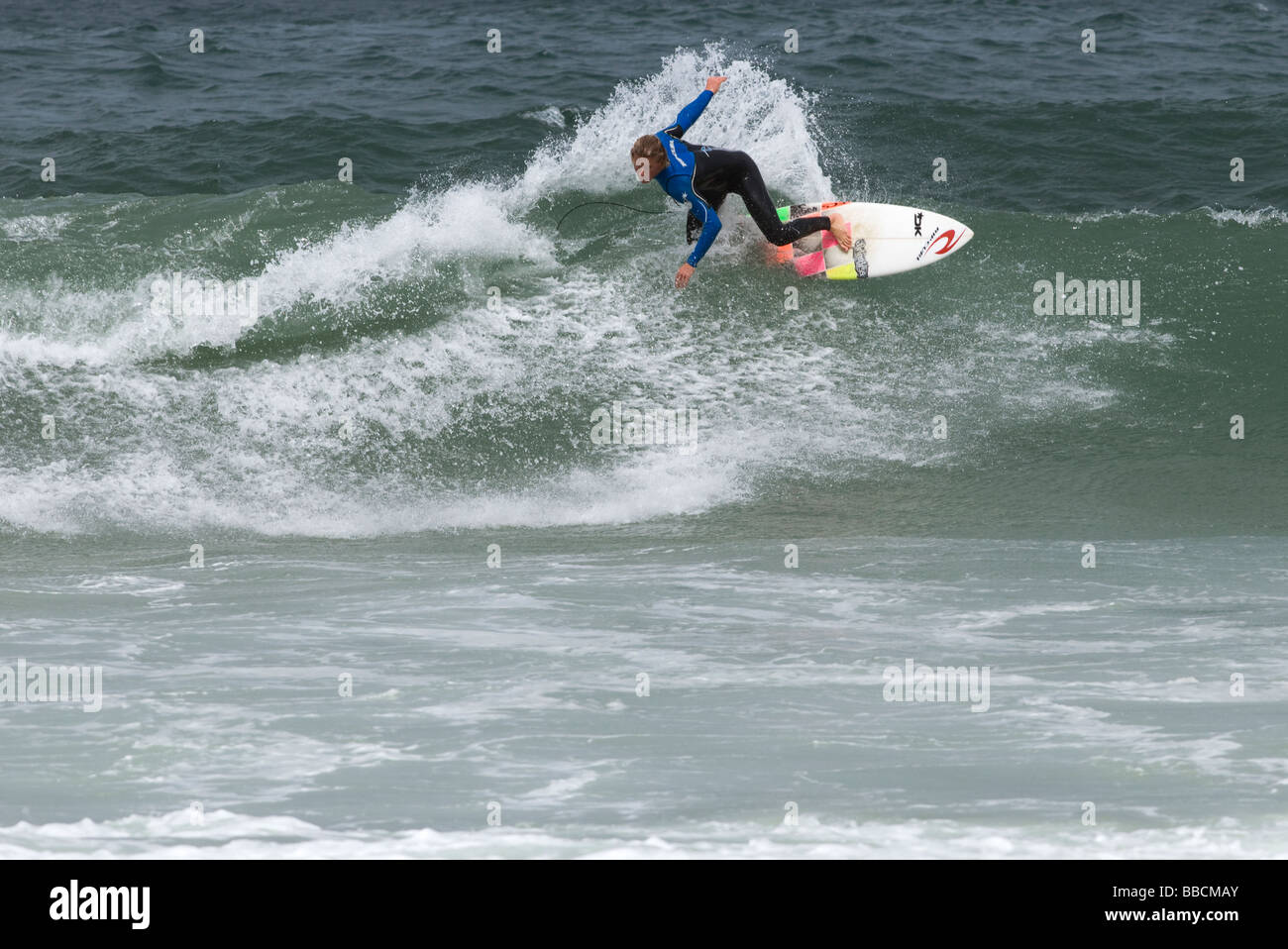 Surfista en Porthmeor 'St Ives' Cornwall Foto de stock