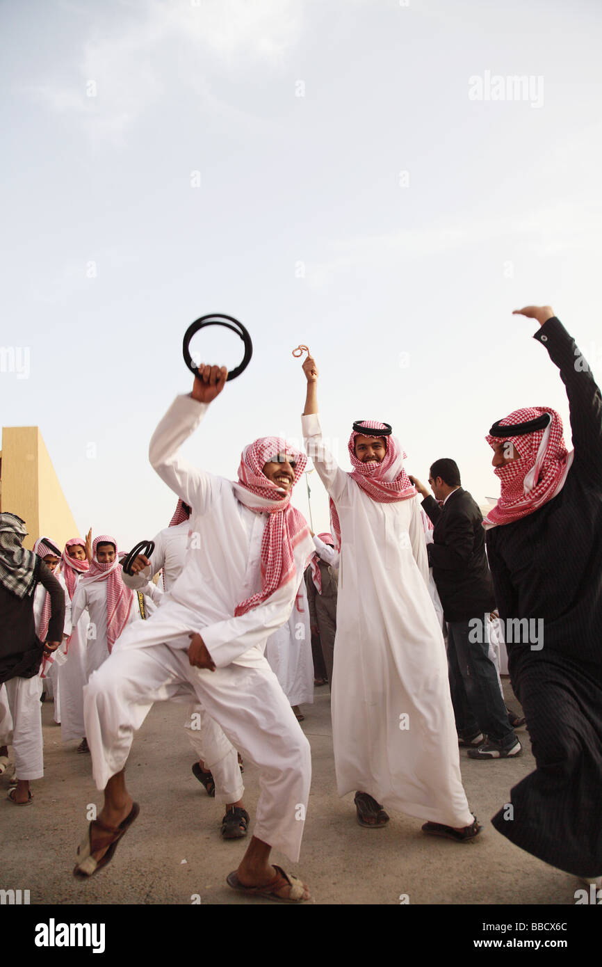 Los hombres bailan en traje tradicional Festival Janadriya Riad, Arabia  Saudita Fotografía de stock - Alamy