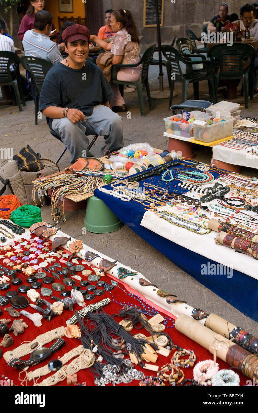 Vendedor venta de artesanías mexicanas en el Callejón de las Ranas  (Callejón de los sapos). Puebla, México Fotografía de stock - Alamy