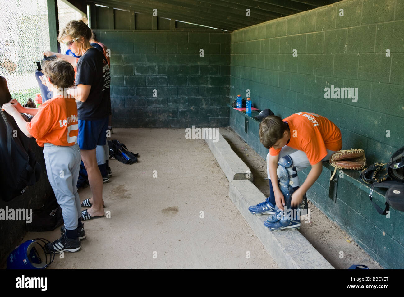 En el banquillo en Little League Baseball juego LeRoy Nueva York Genesee County Foto de stock