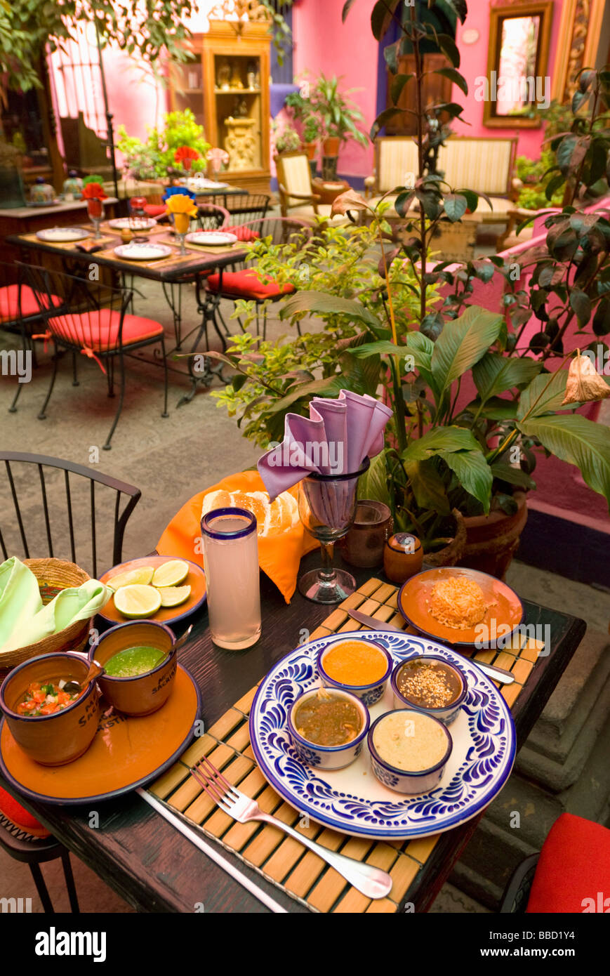 Muestreador de mole y salsas en el famoso meson sacristia de la compañía restaurante en Puebla, México. Foto de stock