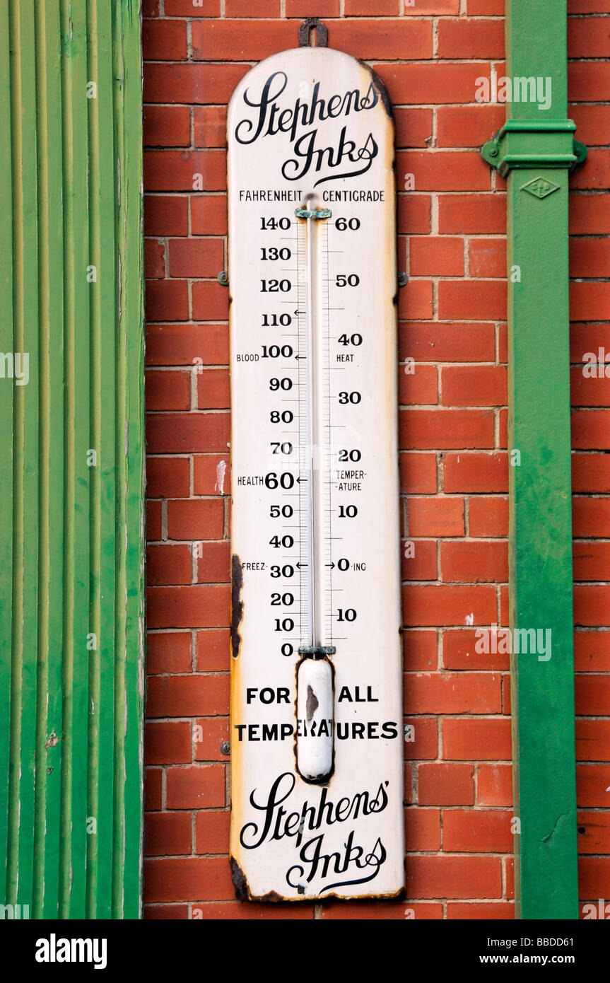 Viejo termómetro exterior sobre la pared de ladrillo, Reino Unido  Fotografía de stock - Alamy