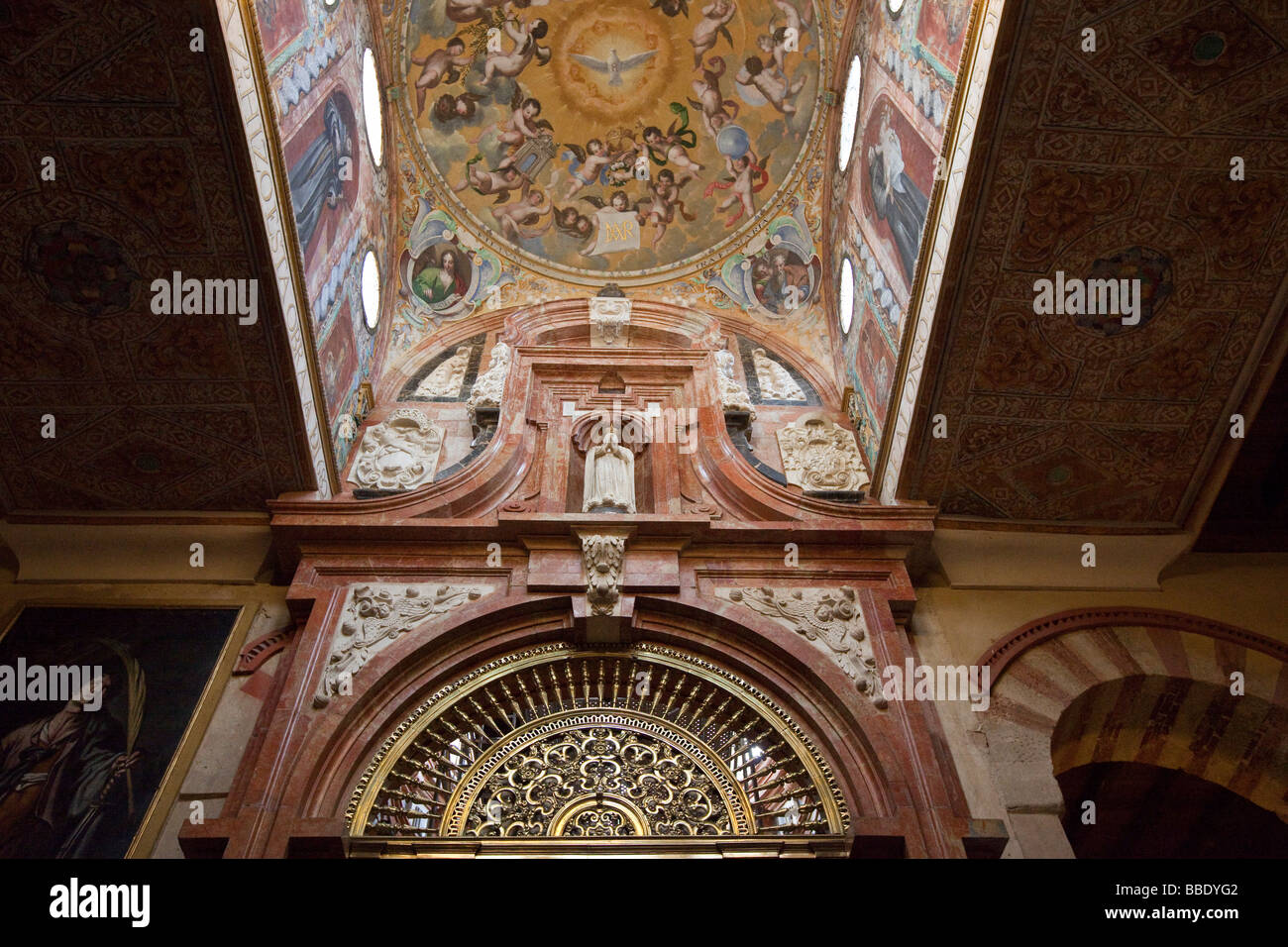 Obras de arte cristiano en el interior de la catedral o la Mezquita de Córdoba España Foto de stock