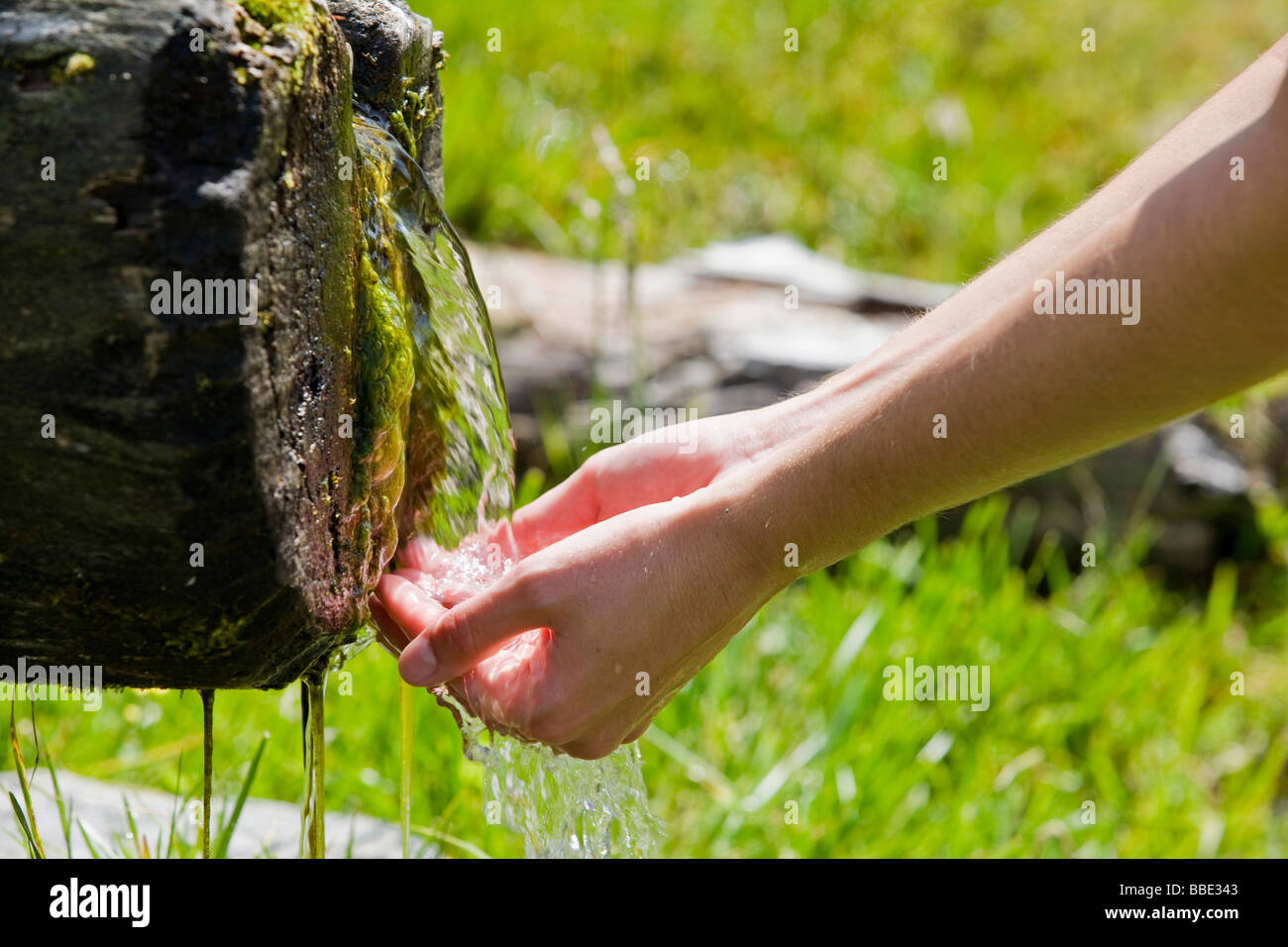 Agua potable a partir de madera, bien al norte del Tirol, Austria, Europa Foto de stock