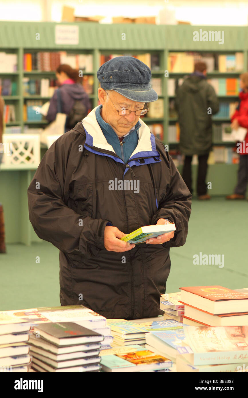 Hay Festival un anciano mirando libros en la librería del festival de mayo de 2009 Foto de stock