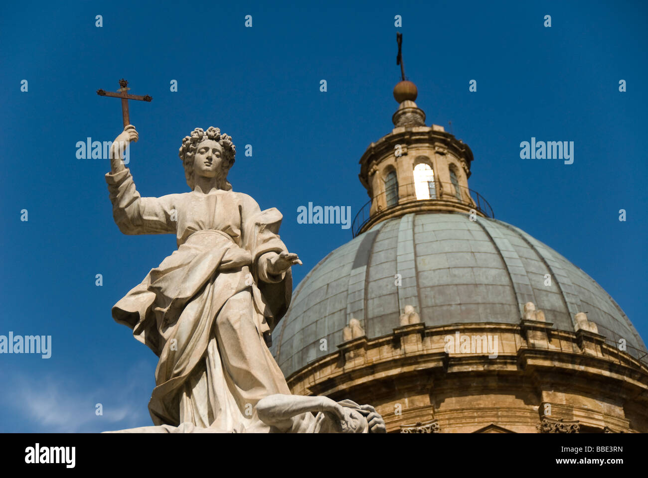 Escultura cristiana en frente de la catedral de Palermo, Sicilia, Italia Foto de stock