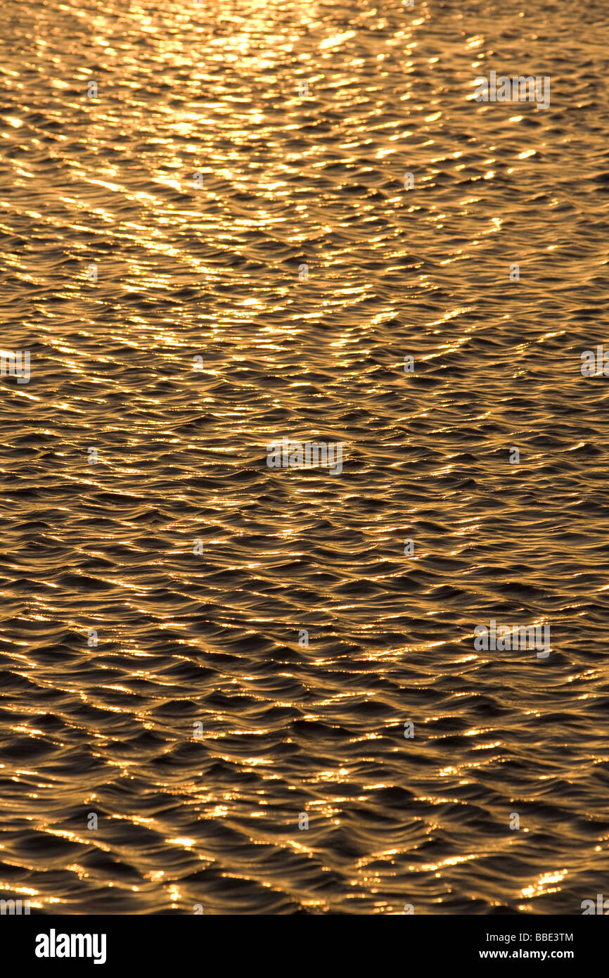 Sol visto en golden olas del Mar Rojo, Sharm El Sheik, Nabq, Egipto. Foto de stock