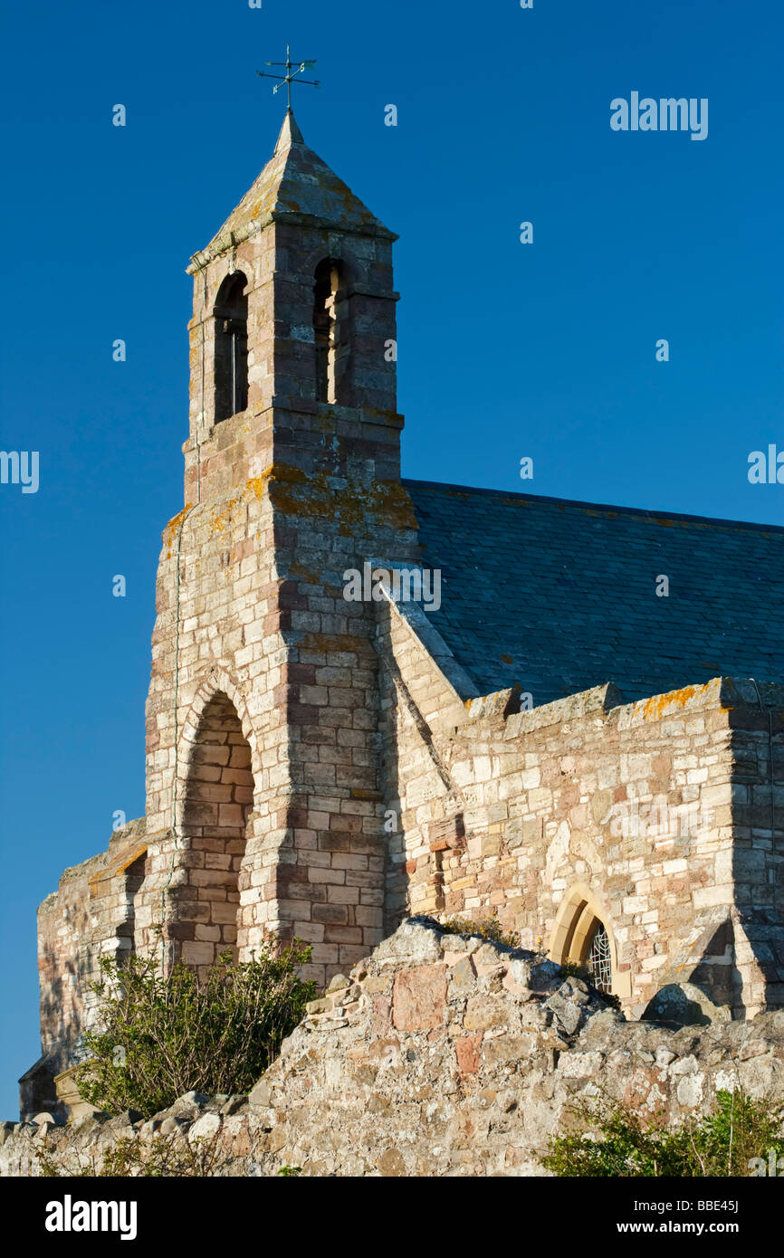 El campanario de Santa María, la Virgen, la iglesia parroquial Anglicana de Lindisfarne (Holy Island), Northumberland Foto de stock