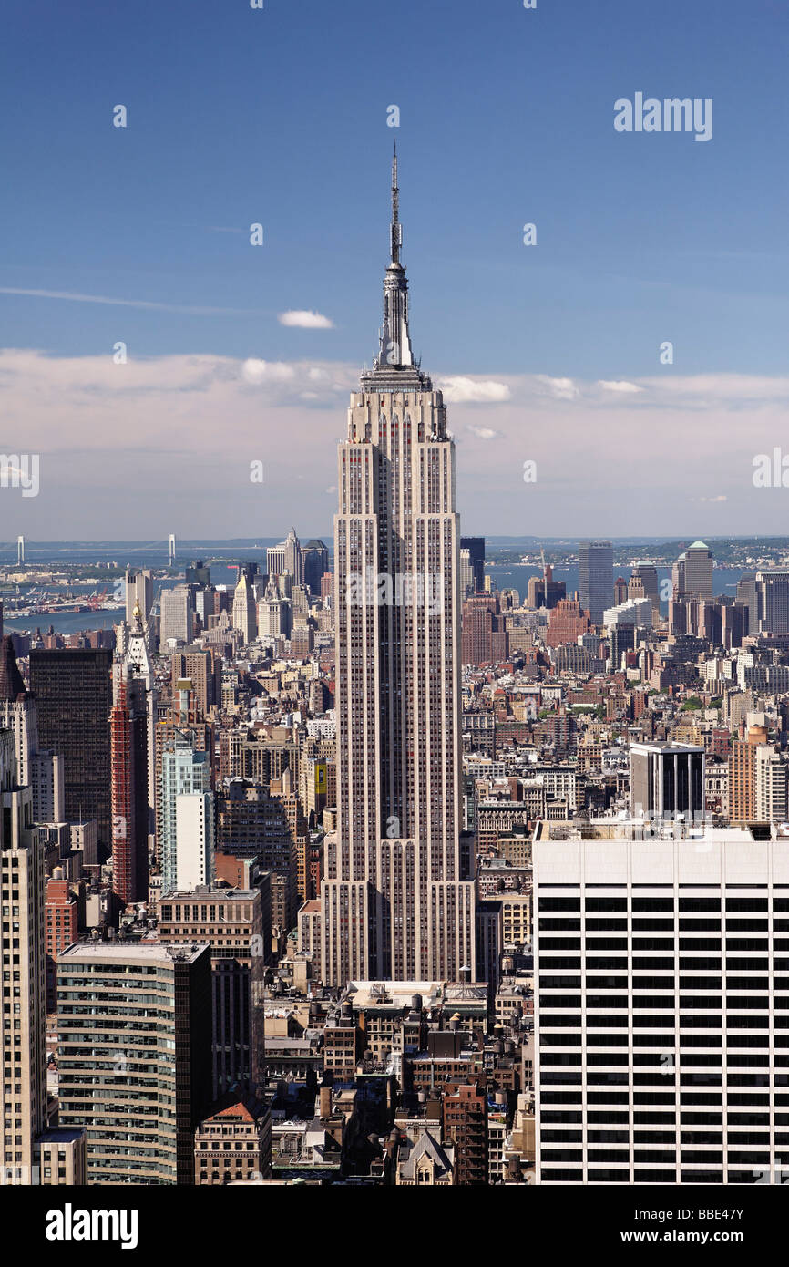 El Empire State Building se eleva por encima del Chelsea y el Garment District, Bajar todo el camino hasta Midtown Manhattan de nuevo Foto de stock