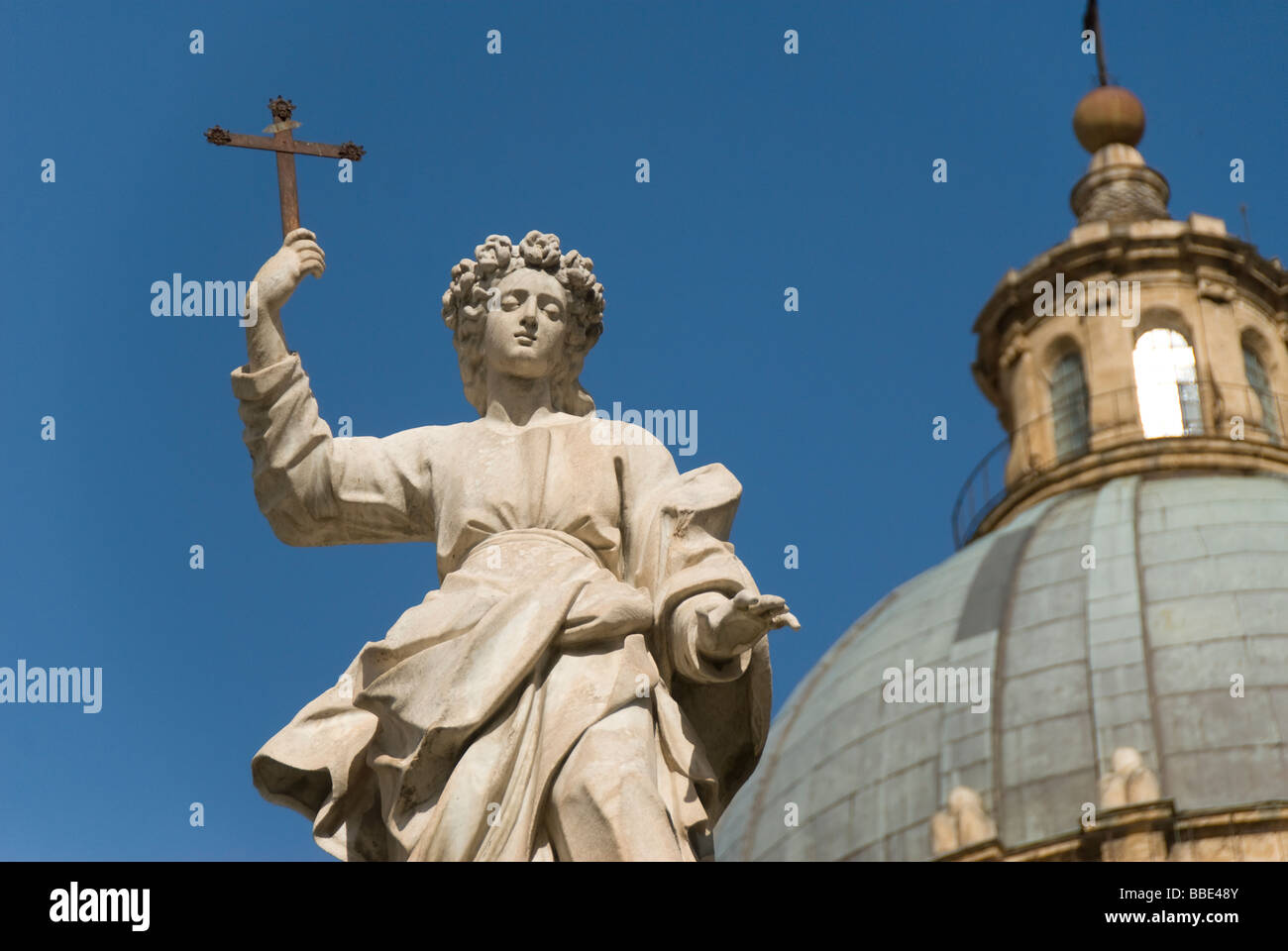 Escultura en frente de la catedral de Palermo, Sicilia, Italia Foto de stock
