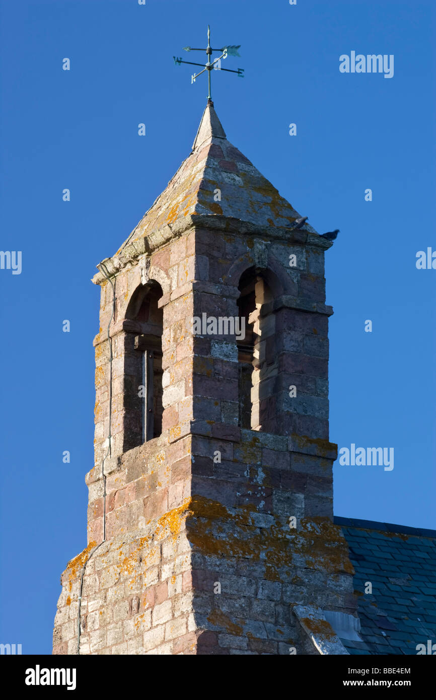 El campanario de Santa María, la Virgen, la iglesia parroquial Anglicana de Lindisfarne (Holy Island), Northumberland Foto de stock