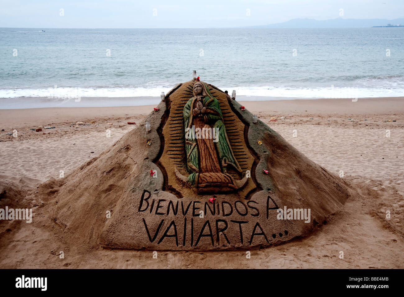 Cartel de bienvenida compuesto de arena en la playa, Puerto Vallarta