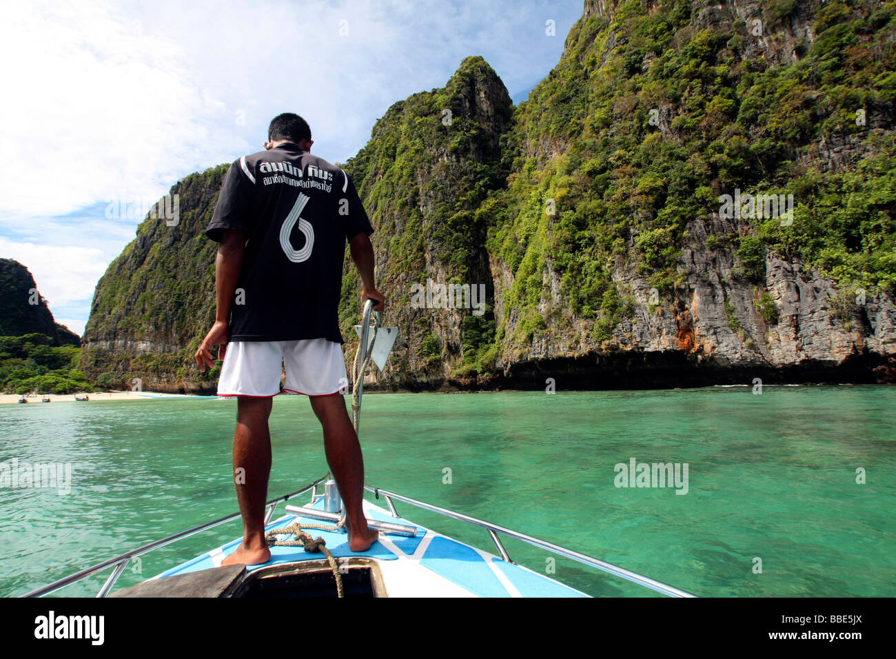El hombre en el barco, Maya Bay, isla de Phi Phi, Phuket, Tailandia, Asia Foto de stock