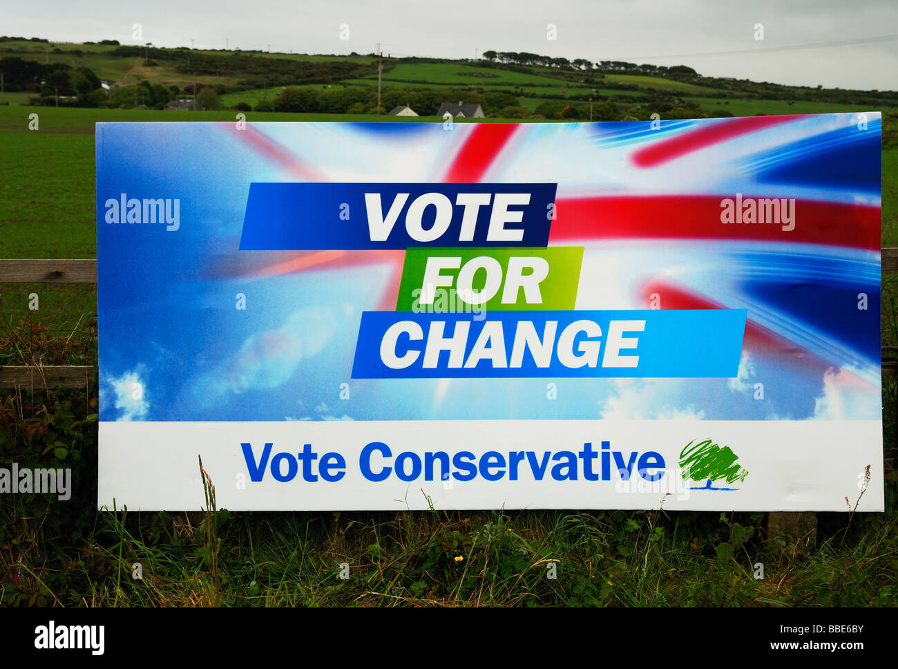 Un cartel publicitario del partido conservador en la zona rural de Cornwall, UK Foto de stock
