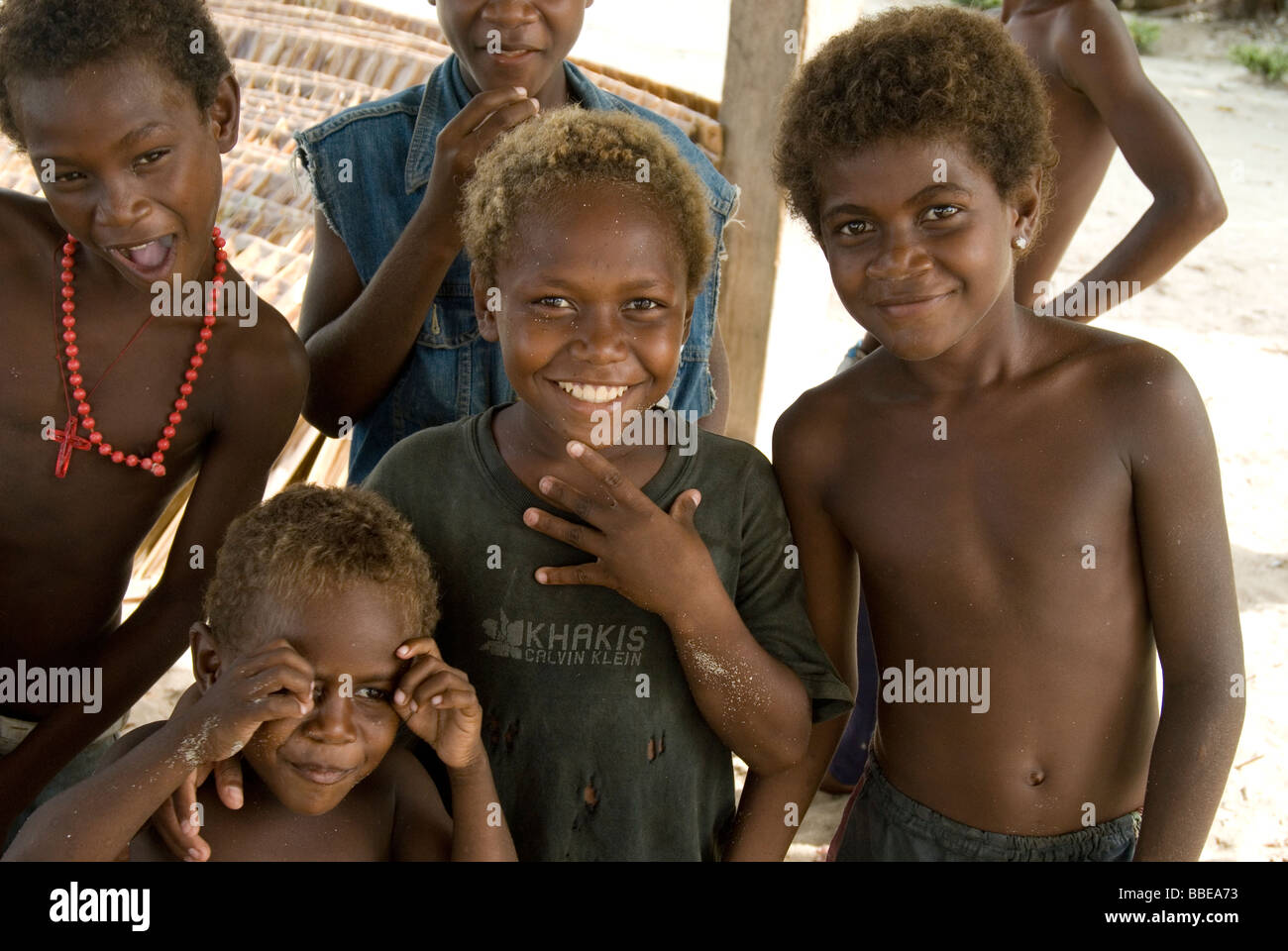 Los muchachos en la aldea , Lilisiana Auki , Malaita , las Islas Salomón Foto de stock