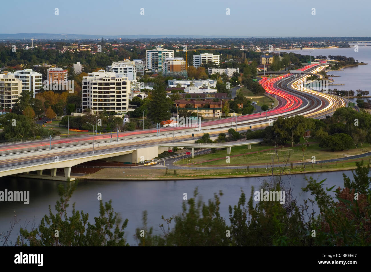 Estelas de luz sobre el puente de Angostura y Kwinana Freeway South fuera del CBD Perth Australia Occidental Foto de stock