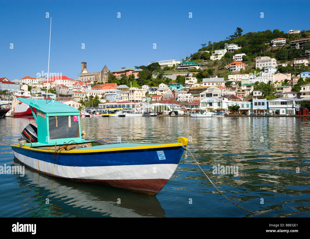 Antillas Granadinas Caribe Grenada St George barco pesquero amarrado en Carenage Harbour de la ciudad capital de St George's Foto de stock