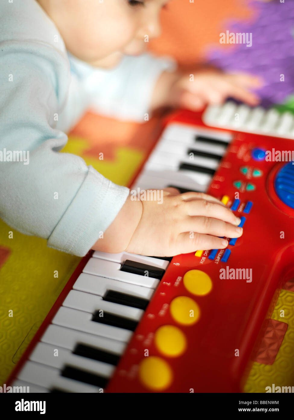 7 mes de edad Baby Boy jugando con teclado de juguete Foto de stock