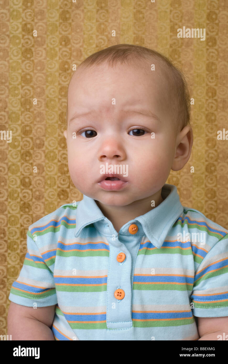 Retrato de un niño delante de un fondo con trama Foto de stock