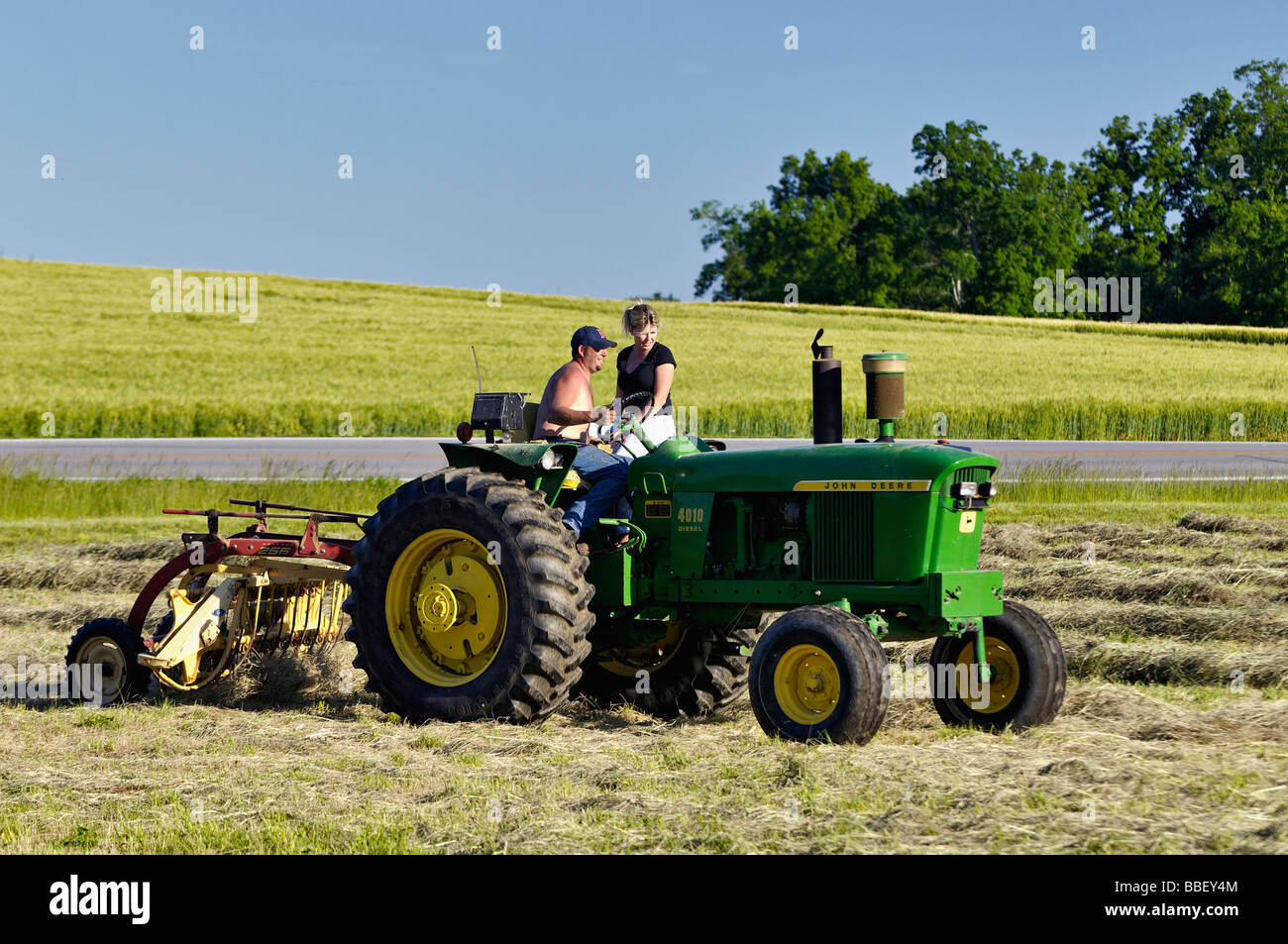 Agricultor y su esposa en 3010 Tractor John Deere Diesel en Harrison County Imdiana Foto de stock