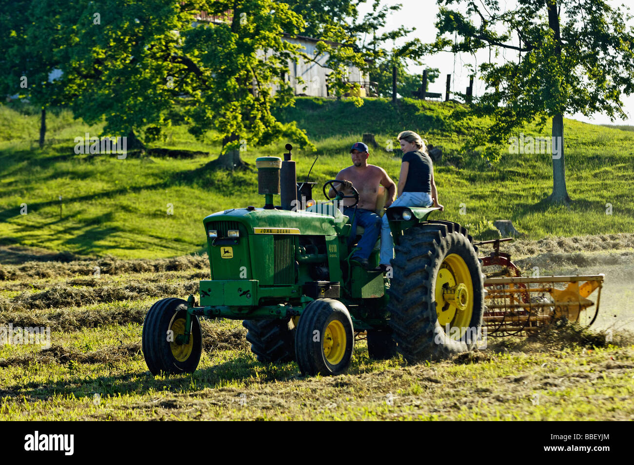 Agricultor y su esposa en 3010 Tractor John Deere Diesel en Harrison County Indiana Foto de stock