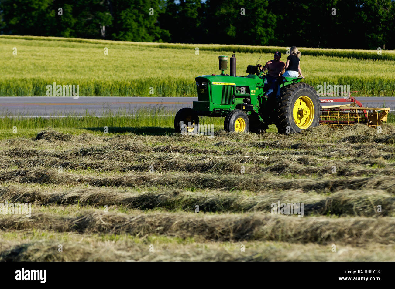 Agricultor y su esposa en 3010 Tractor John Deere Diesel en Harrison County Indiana Foto de stock