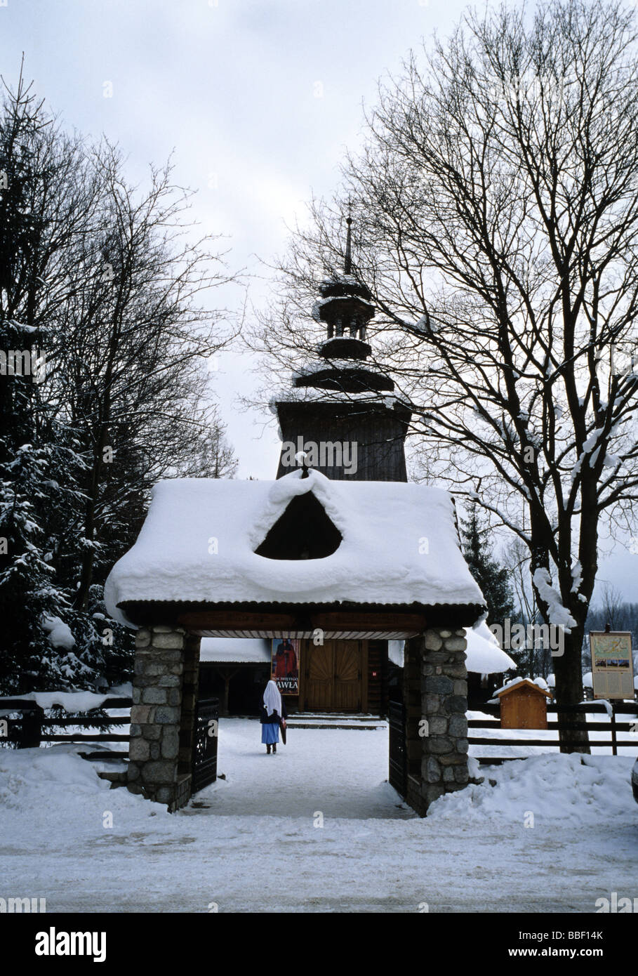 Polonia Zakopane Harenda iglesia de madera con la monja Foto de stock