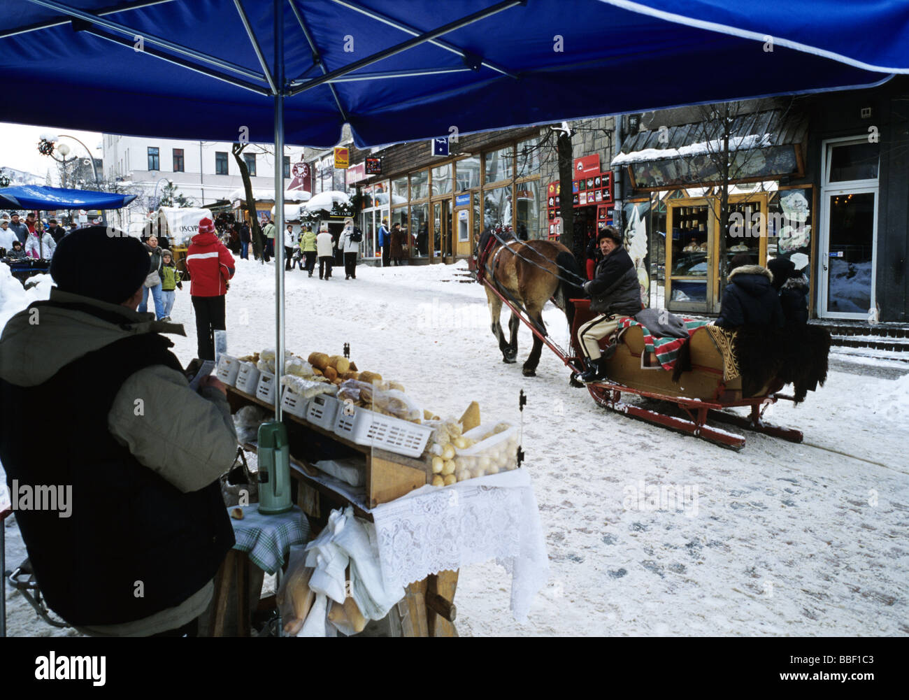 Polonia Zakopane Krupowki Oscypki stand ferial con queso y trineo de caballos Foto de stock