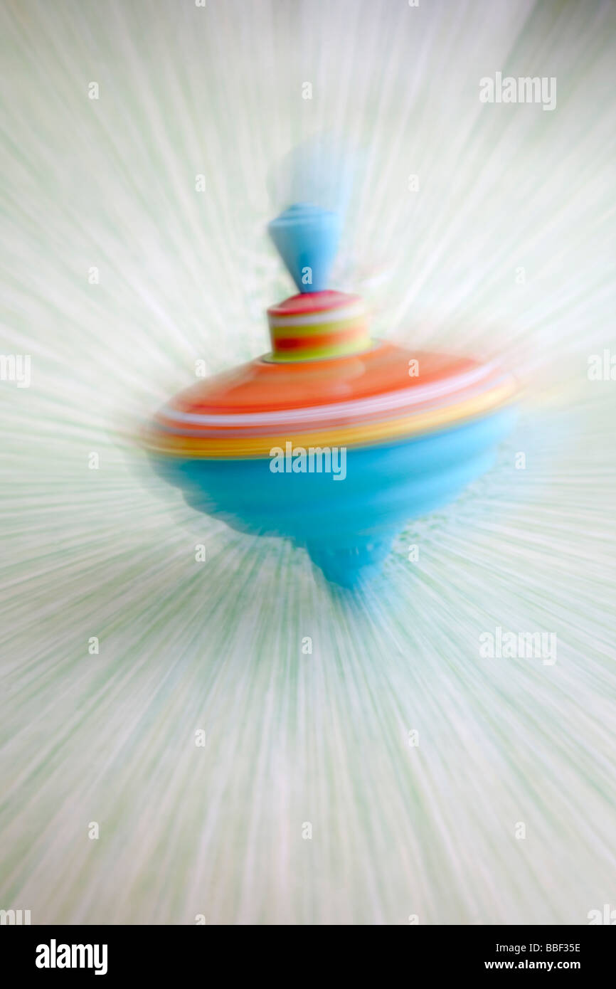 Peonza juguete colorido en movimiento rápido equilibrio vértigo Foto de stock