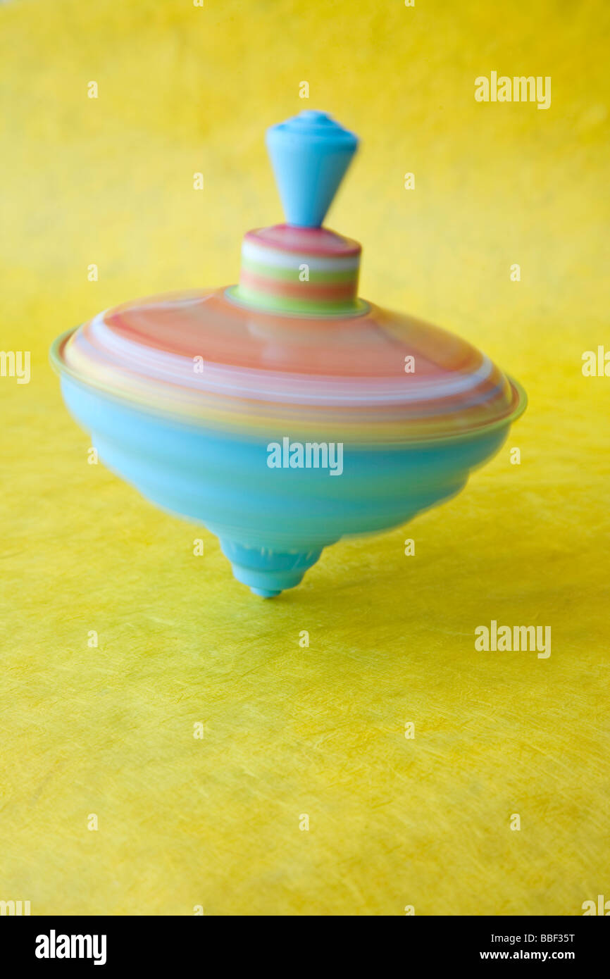 Peonza juguete colorido en movimiento rápido equilibrio vértigo Foto de stock