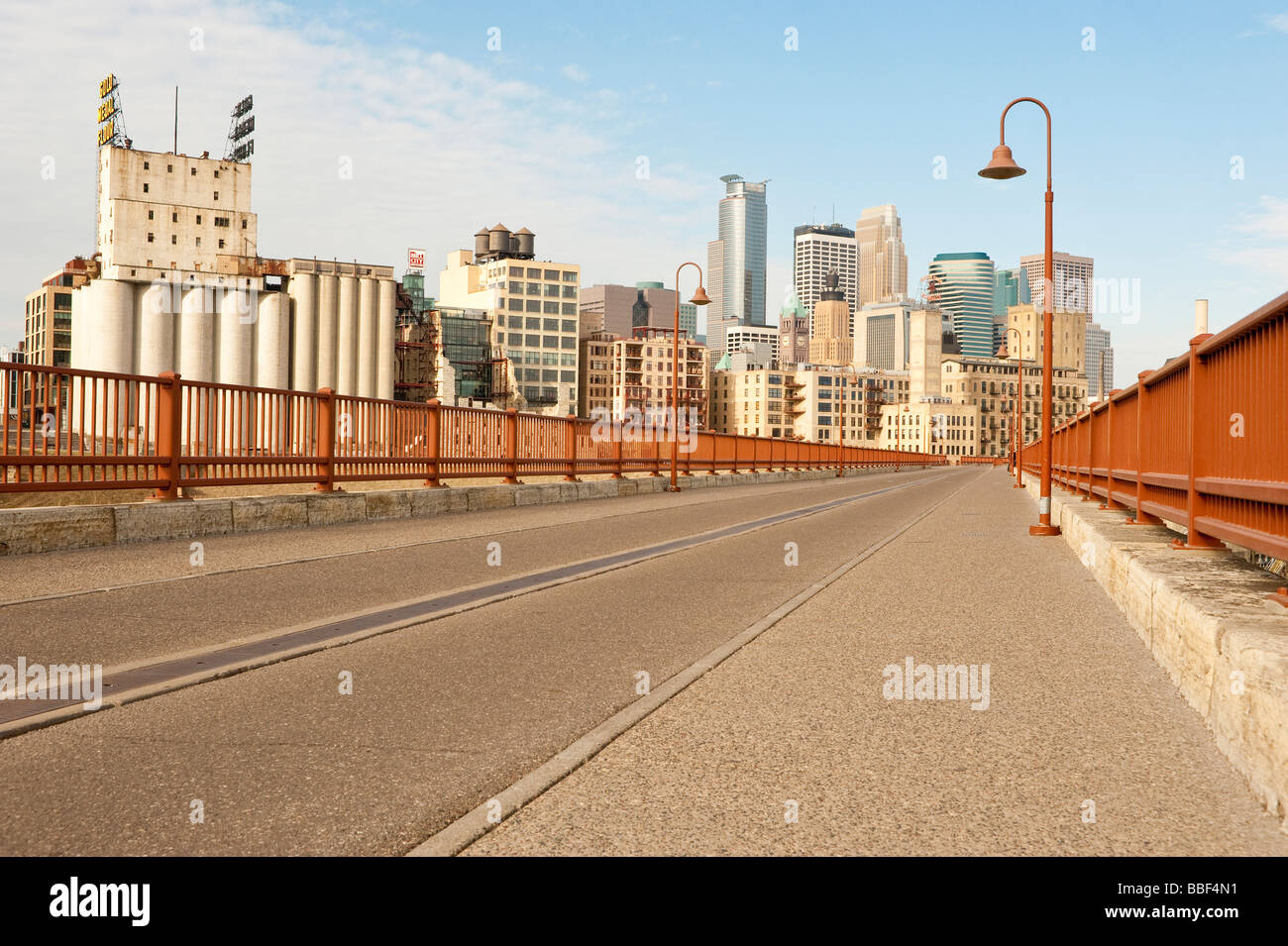 El horizonte de Minneapolis está en el extremo del puente de arco de piedra Foto de stock